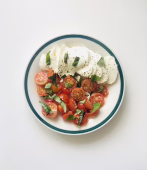 Tomate-Mozzarella mit gebackenem Feta und Baguette